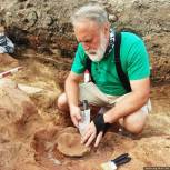 На Званицком раскопе археологи нашли целый керамический горшок